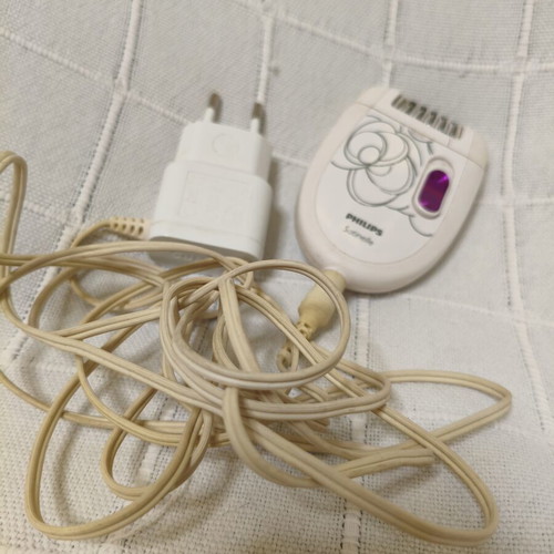 Philips Satinelle Epilator used with 20 tweezers and 2 speed settings