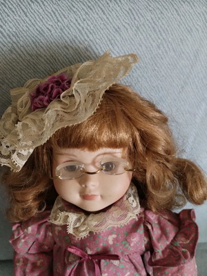 Porcelain doll vintage used with hand damage