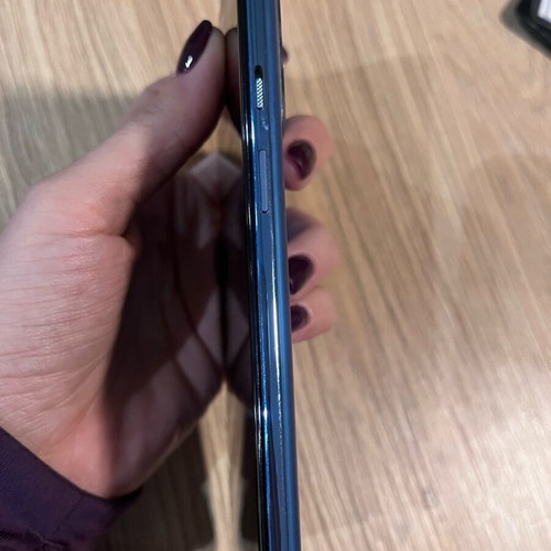 OnePlus 9 blue 8/128 GB like new with 5 cases and original charger