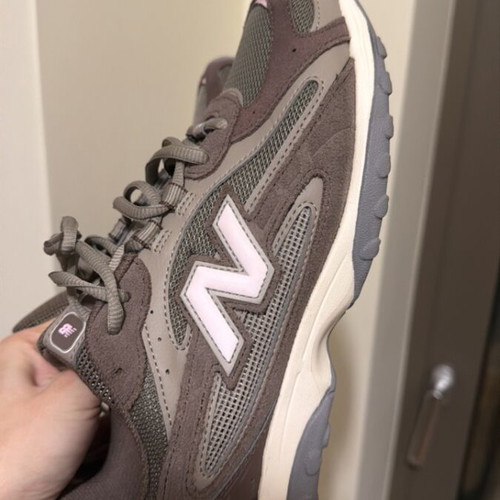 New Balance 204L athletic shoes like new, beige, size 41.5