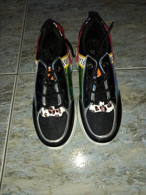 Athletic shoes like new, size 38