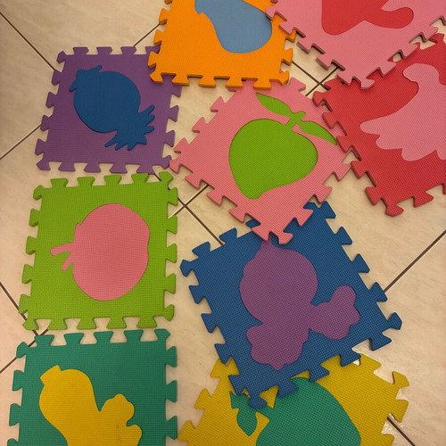 Children's Play Mat 10 detachable pieces 33x33 with fruits like new
