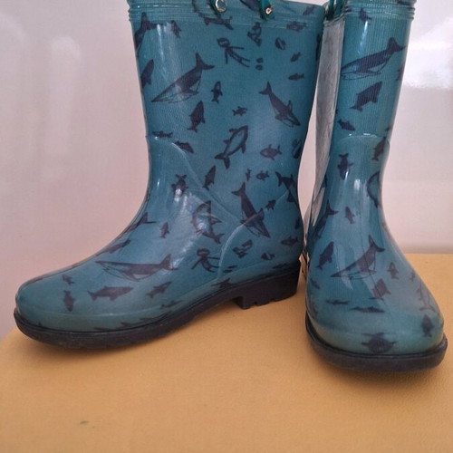Children's galotses size 29 like new, blue with fish pattern