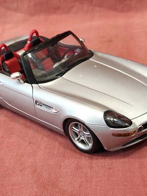 BMW Z8 мащаб 1:18 нов