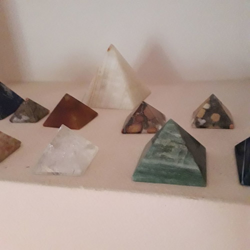 Pyramids new, collection of 14 pieces made of various stones