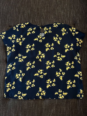 Floral blouse Y.F.K. like new, size XL