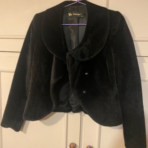 Black ecological fur medium like new with clasp