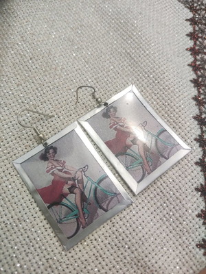 Σκουλαρίκια αλουμινίου χειροποίητα με εικόνα γυναίκα στο ποδήλατο