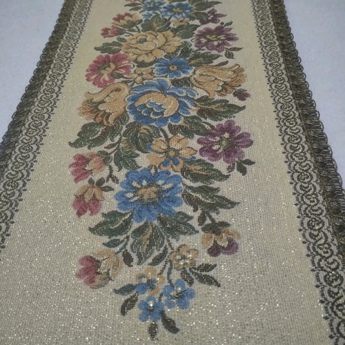Table runner like new, dimensions 58x24cm
