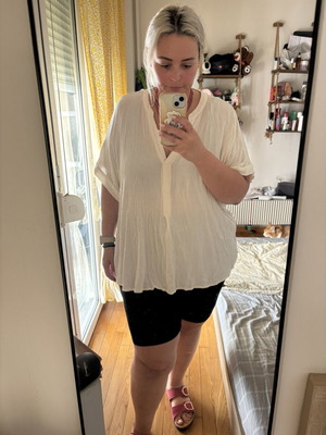 H&M short sleeve shirt with v-neck, like new, size 7XL