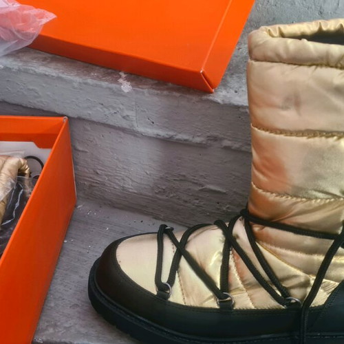 Valentino snow boots new, size 40, black and gold