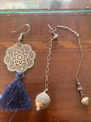 Single earrings set with two silver pieces, like new