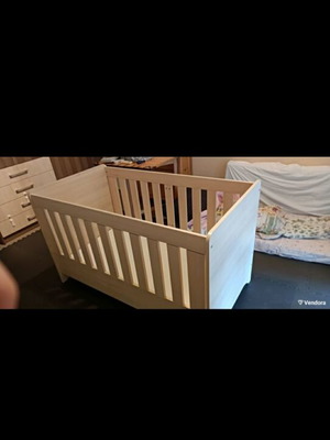 Children's cot used with adjustable mattress height and anatomical mattress
