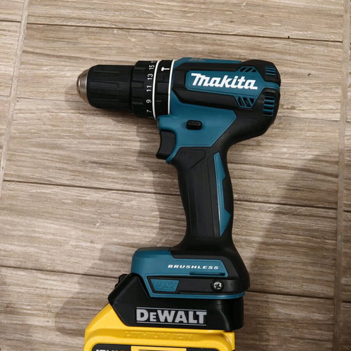 DeWalt XR adapter for Makita LXT tool new