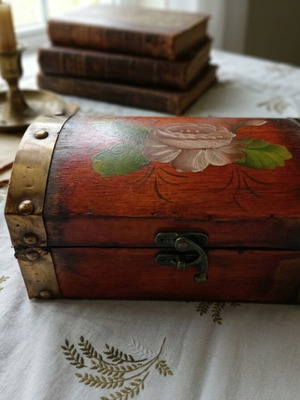 Wooden vintage jewelry chest with handpainted rose