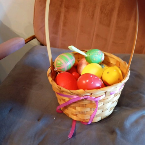 Decorative egg basket like new