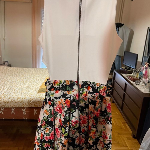 Famous dress size small like new, white and multicolor