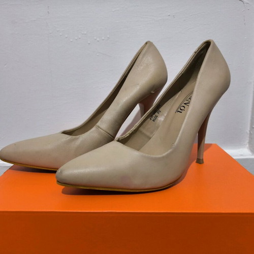 Beige Voi Noi pumps used, size 38 with minor wear