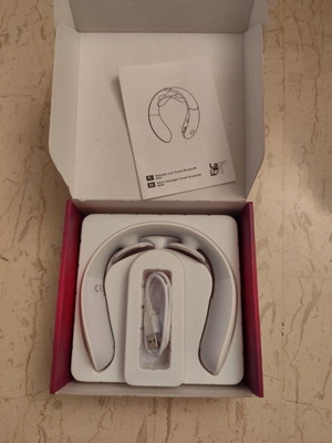 Neck massage device like new with adjustable intensity and temperature