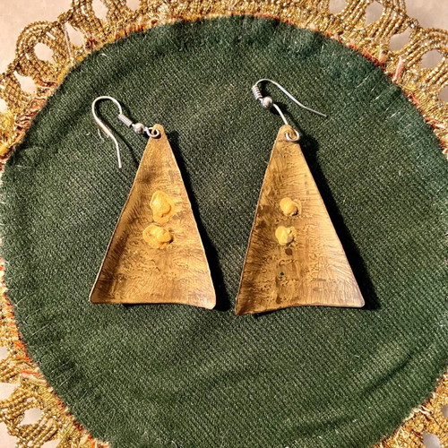 Vintage triangular earrings with two-tone metal design like new