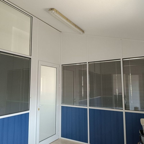 Office partitions with double glass and internal blinds, like new, 15m