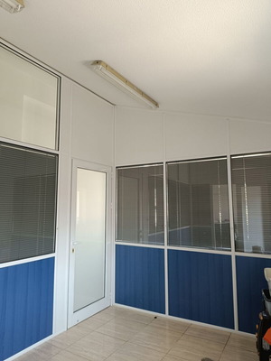 Office partitions with double glass and internal blinds, like new, 15m