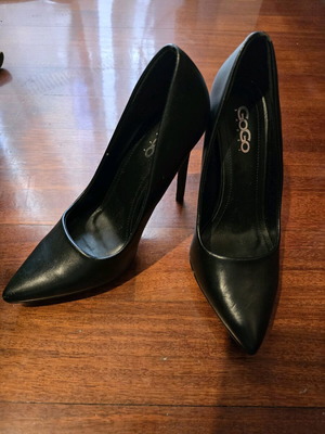 Classic black pumps used, size 37, 12cm heel