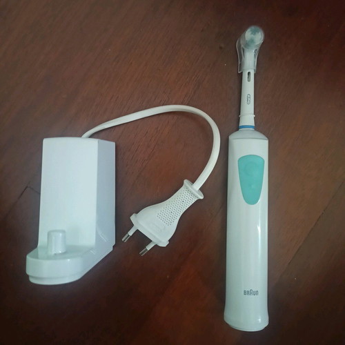 Oral-B rechargeable electric toothbrush used in very good condition