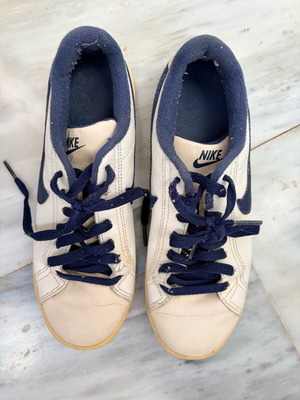 Nike athletic shoes used, size 38, white and blue