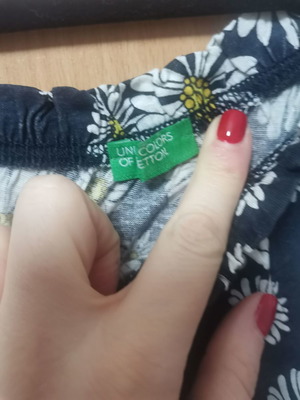 Μπλούζα Benetton μεταχειρισμένη με λουλούδια και ριχτούς ώμους μέγεθος M