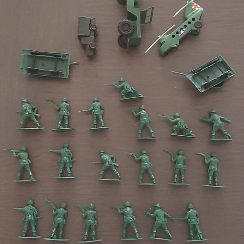 Vintage plastic military figures and vehicles collection, like new