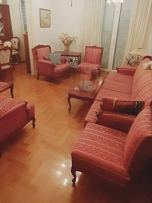 Σαλόνι μεταχειρισμένο από μασίφ ξύλο καρυδιάς με καναπέ, καρέκλες, πολυθρόνα και τραπεζάκι