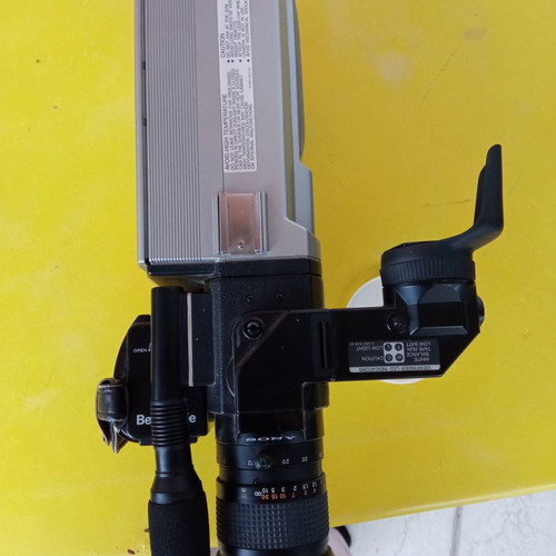 Βίντεο-κάμερα Sony BMC 100P μεταχειρισμένη με αξεσουάρ δεκαετίας '80
