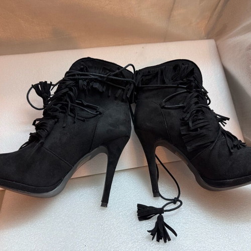 Booties with heel and suede fringes size 40 like new, black