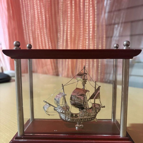 Decorative ship like new with removable screws and cleanable glass