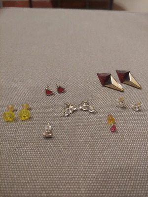 Pack of 5 pairs of stud earrings and 2 single faux in very good condition