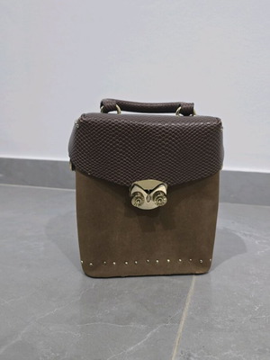 Box bag like new with strap brown