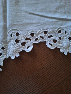 Decorative white table runner like new 30 × 70