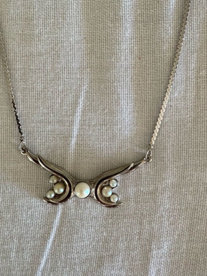 Silver necklace with small pearls like new