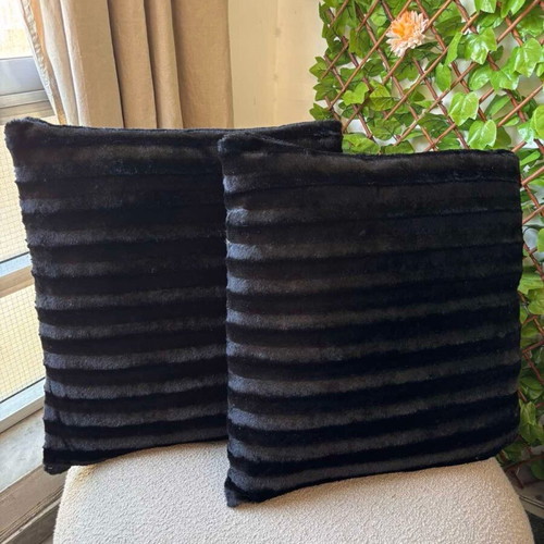 Black fur pillows like new, set of 2 pieces