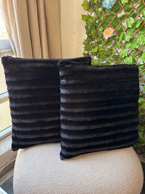 Black fur pillows like new, set of 2 pieces