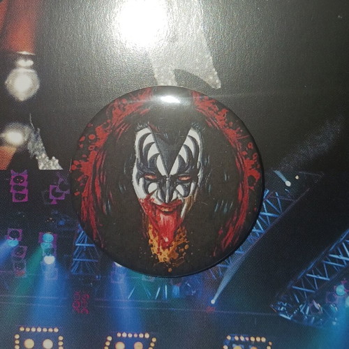 Kiss pins new, set with all band members