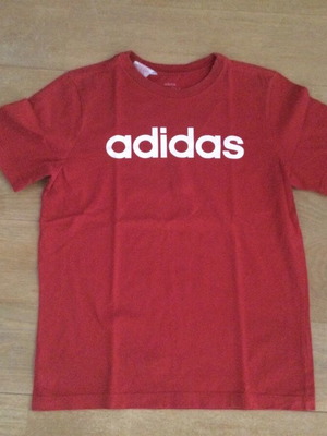 Μπλούζα Adidas κόκκινη, μέγεθος 158 cm, με μικρή τρύπα