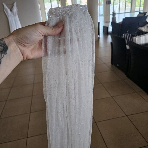 Wedding dress like new, size XS, with veil, shorts, case and garter