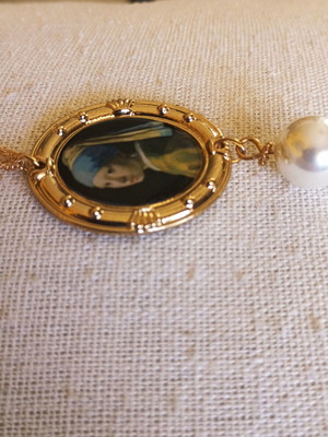Antique gold oval pendant with Girl with a Pearl Earring, new