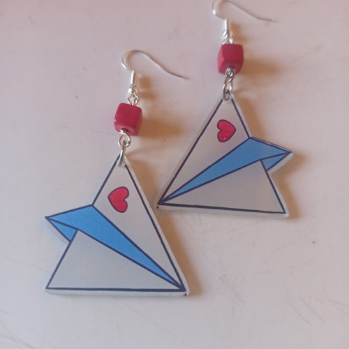 Triangle earrings with hearts and steel clasps new, multicolored