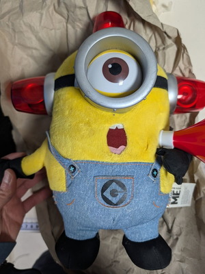 Despicable Me Bee-Do Fireman Minion λούτρινο με φως και ήχο σαν καινούριο
