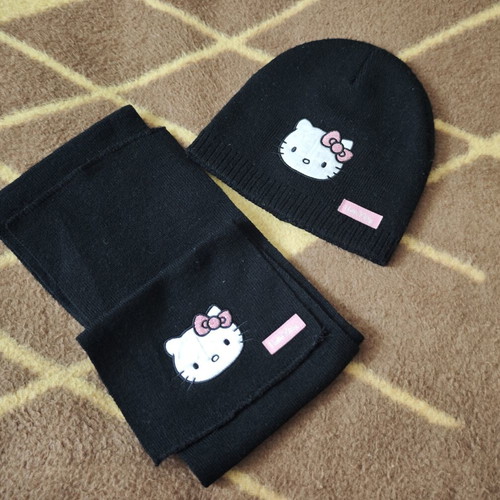 Hello Kitty hat and scarf set, black knit