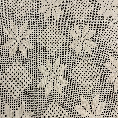 Handmade crochet table runner pattern like new (82x82)