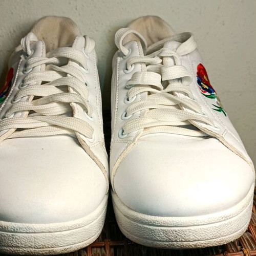Women's white athletic shoes No40 like new with embroidery